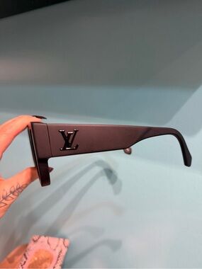 Louis Vuitton Men’s Black LV Temple Sunglasses